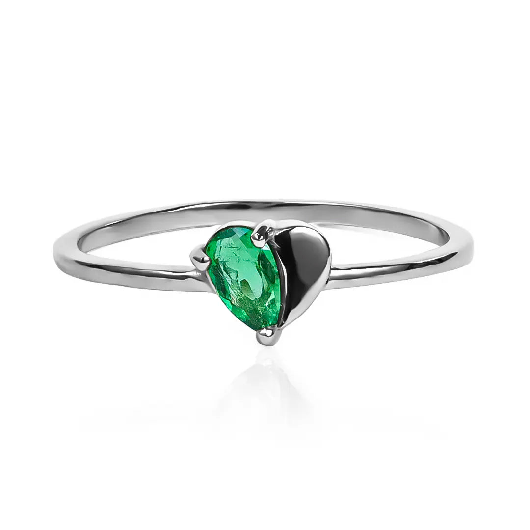 ¡Déjate cautivar por la elegancia y el lujo que te ofrece nuestro anillo drop heart - Emerald en oro de 18k de la Joyería Caracas! Con un diseño único y sofisticado, su corazón mitad gota esmeralda te hará brillar en cualquier ocasión.