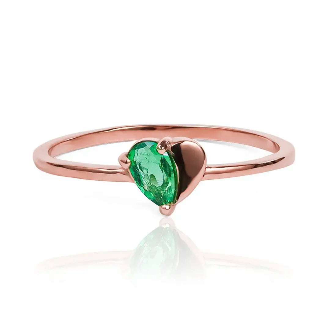 ¡Déjate cautivar por la elegancia y el lujo que te ofrece nuestro anillo drop heart - Emerald en oro de 18k de la Joyería Caracas! Con un diseño único y sofisticado, su corazón mitad gota esmeralda te hará brillar en cualquier ocasión.