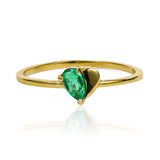 ¡Déjate cautivar por la elegancia y el lujo que te ofrece nuestro anillo drop heart - Emerald en oro de 18k de la Joyería Caracas! Con un diseño único y sofisticado, su corazón mitad gota esmeralda te hará brillar en cualquier ocasión.