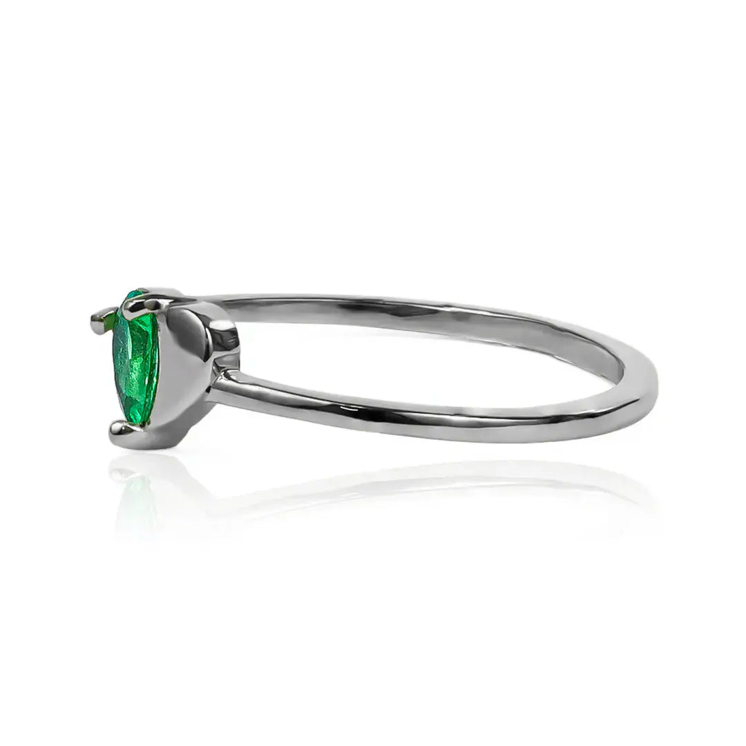 ¡Déjate cautivar por la elegancia y el lujo que te ofrece nuestro anillo drop heart - Emerald en oro de 18k de la Joyería Caracas! Con un diseño único y sofisticado, su corazón mitad gota esmeralda te hará brillar en cualquier ocasión.