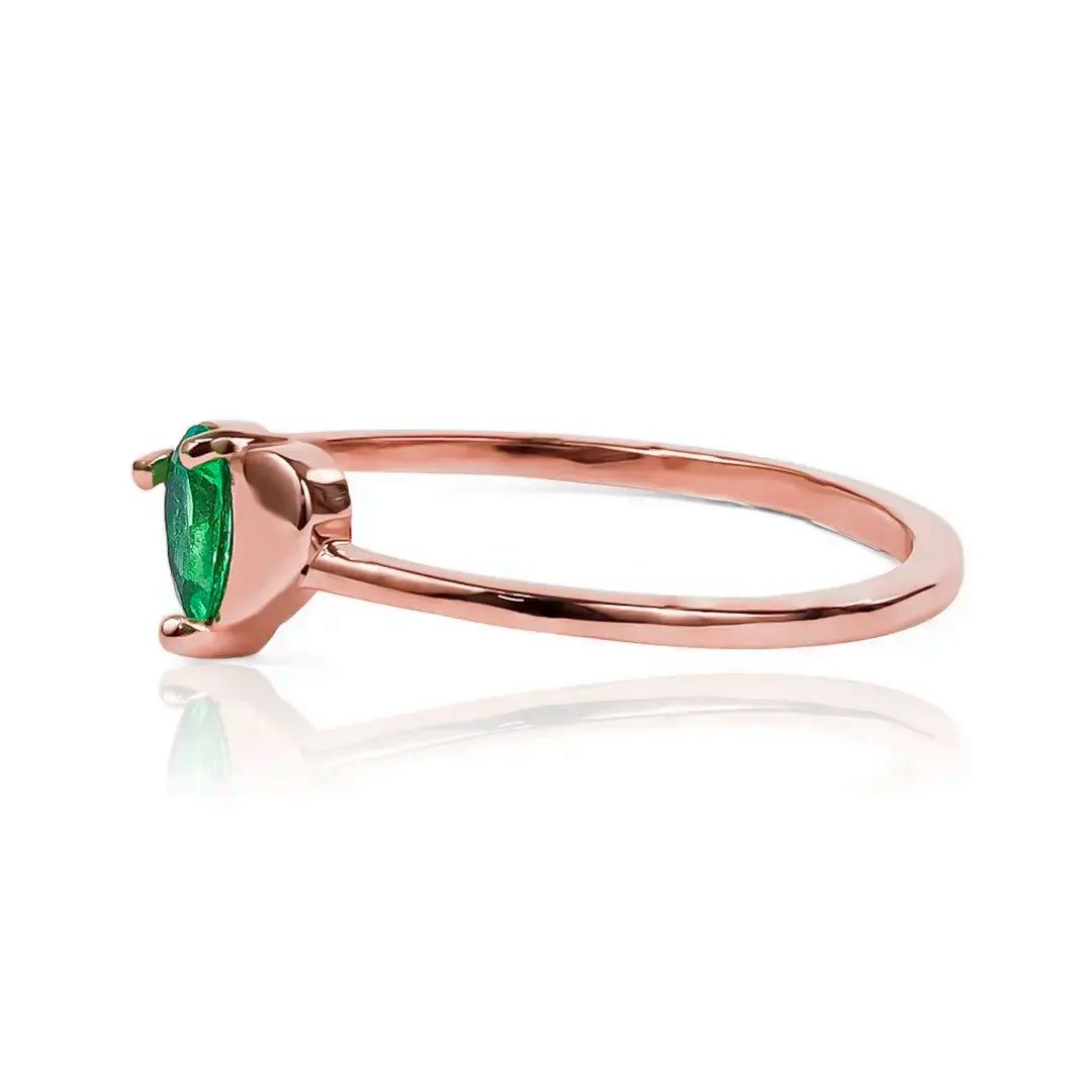 ¡Déjate cautivar por la elegancia y el lujo que te ofrece nuestro anillo drop heart - Emerald en oro de 18k de la Joyería Caracas! Con un diseño único y sofisticado, su corazón mitad gota esmeralda te hará brillar en cualquier ocasión.