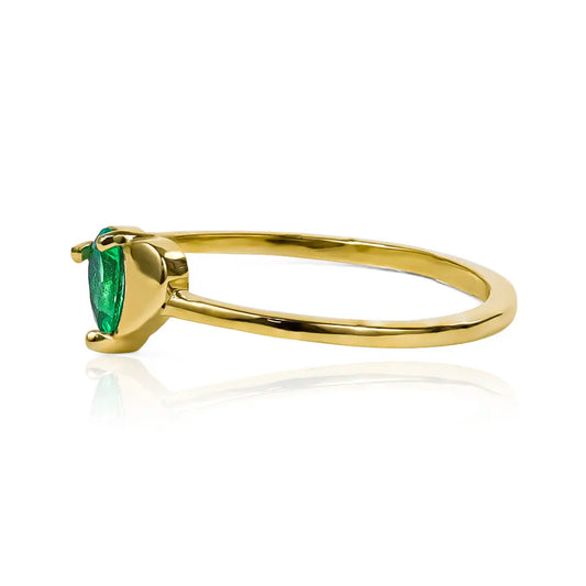 ¡Déjate cautivar por la elegancia y el lujo que te ofrece nuestro anillo drop heart - Emerald en oro de 18k de la Joyería Caracas! Con un diseño único y sofisticado, su corazón mitad gota esmeralda te hará brillar en cualquier ocasión.