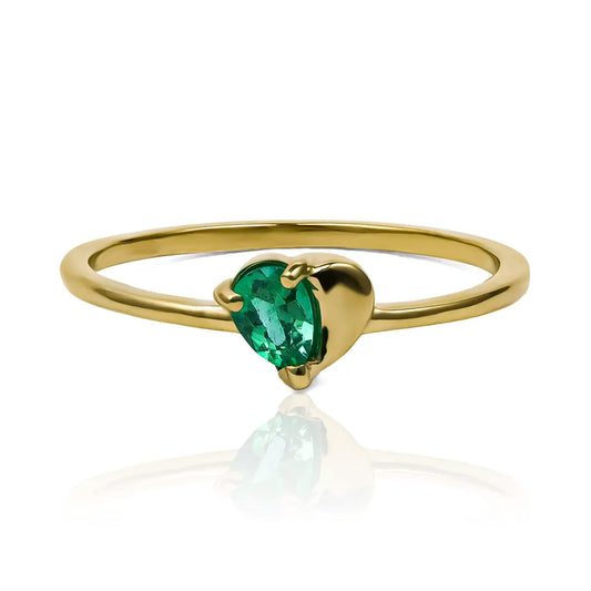 Anillo drop heart Emerald en oro de 18k de la Joyería Caracas, su corazón mitad gota esmeralda te hará brillar en cualquier ocasión, cuenta con garantía de por vida. 