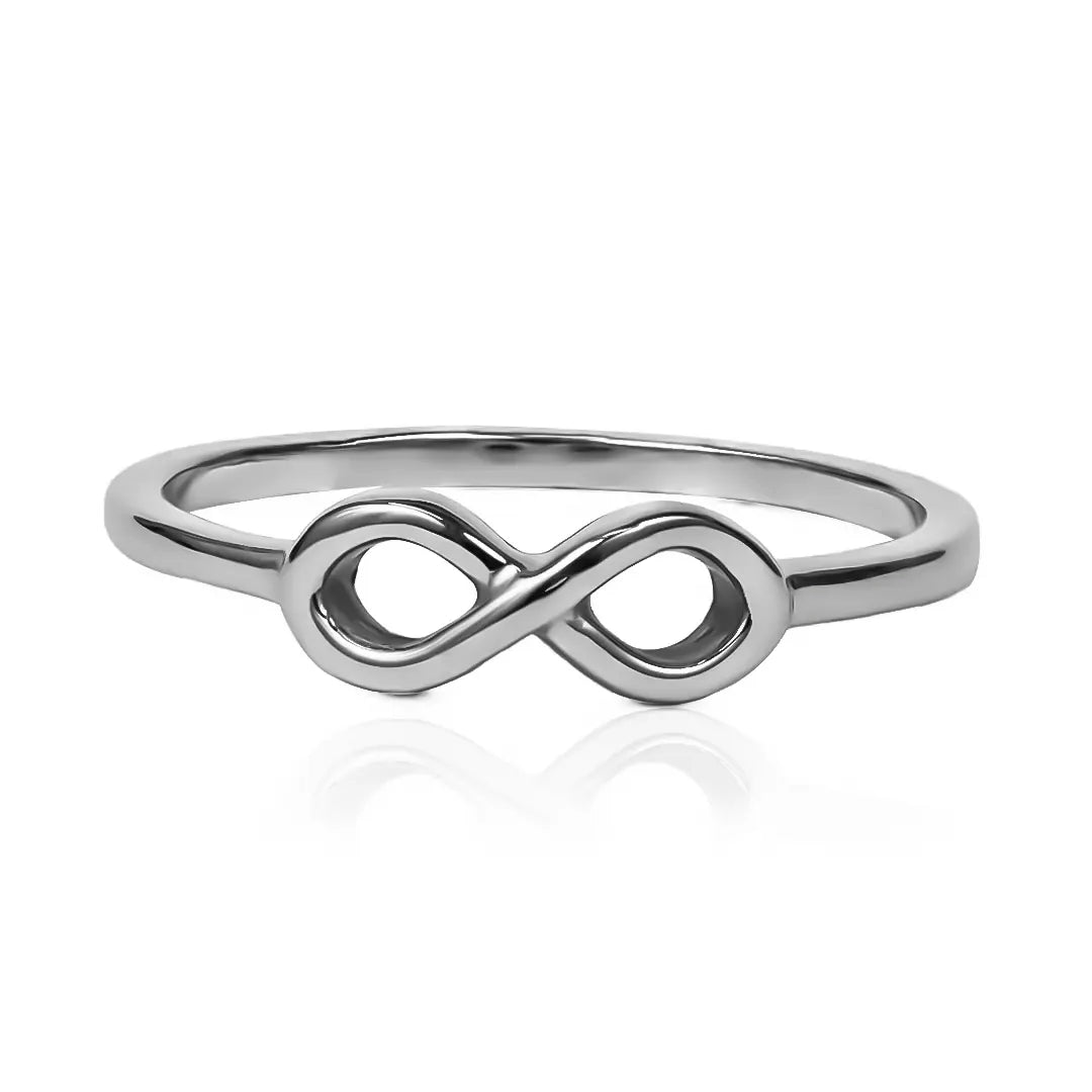 nuestro anillo Infinity de Joyería Caracas, hecho de oro 18k de la más alta calidad. Con un diseño elegante y simbólico, este anillo representa amor eterno y viene con garantía de por vida.