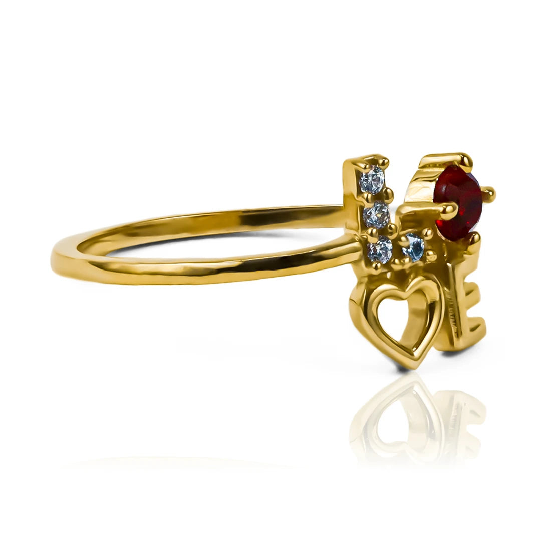 Este exquisito anillo en oro de 18 quilates celebra el amor en su forma más pura y elegante. El diseño presenta la palabra "LOVE" en una tipografía delicada y estilizada, donde la letra "O" se transforma en un encantador corazón, simbolizando la esencia de este sentimiento eterno. 