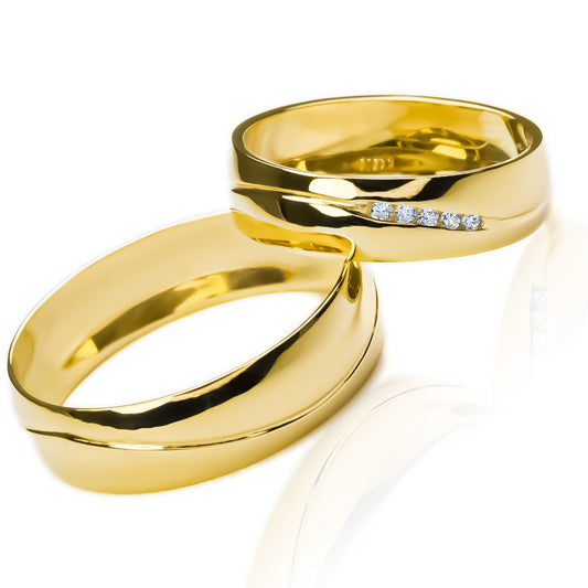 anillos de boda Atlantis Lisa Cristal de Joyería Caracas. Diseñados en oro de 18 quilates, estos elegantes anillos destacan por su calidad y estilo atemporal. Cada anillo viene con un certificado de calidad y garantía de por vida