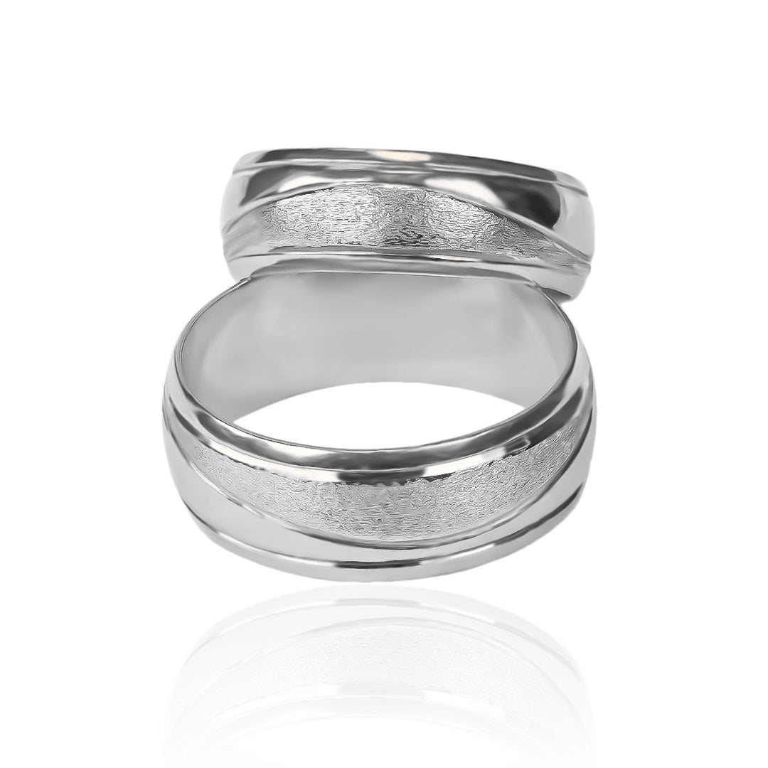 anillos de boda Atlantis Mitad Mate + Bisel de Joyería Caracas, hechos con oro de 18 quilates de la más alta calidad y con certificación garantizada.