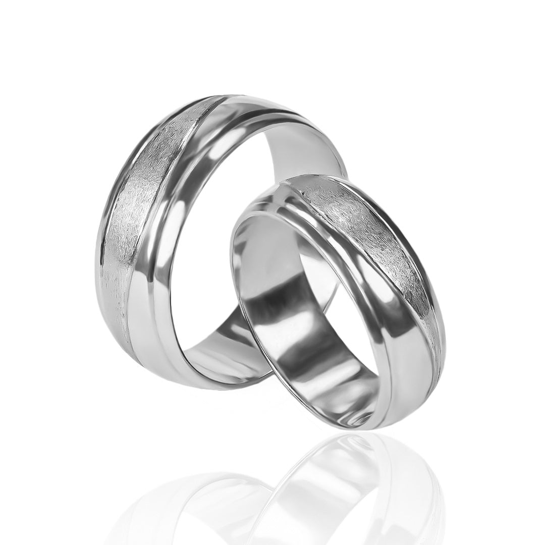 anillos de boda Atlantis Mitad Mate + Bisel de Joyería Caracas, hechos con oro de 18 quilates de la más alta calidad y con certificación garantizada.