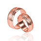 anillos de boda Atlantis Mitad Mate + Bisel de Joyería Caracas, hechos con oro de 18 quilates de la más alta calidad y con certificación garantizada.