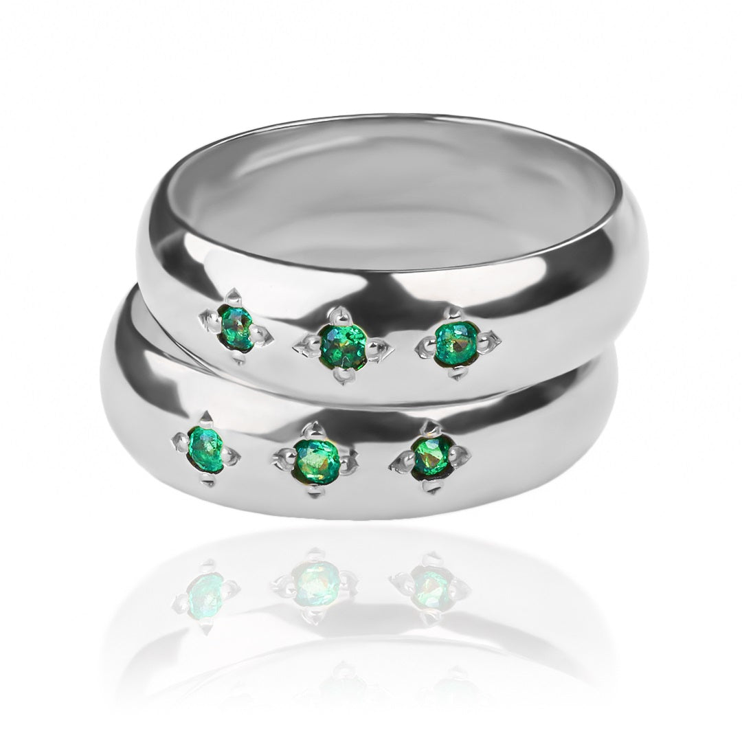 anillos de boda clásicos de cristal verde. Fabricados con oro de 18 k con certificado de calidad y garantía para toda la vida, estos anillos son el símbolo perfecto de tu amor duradero. 