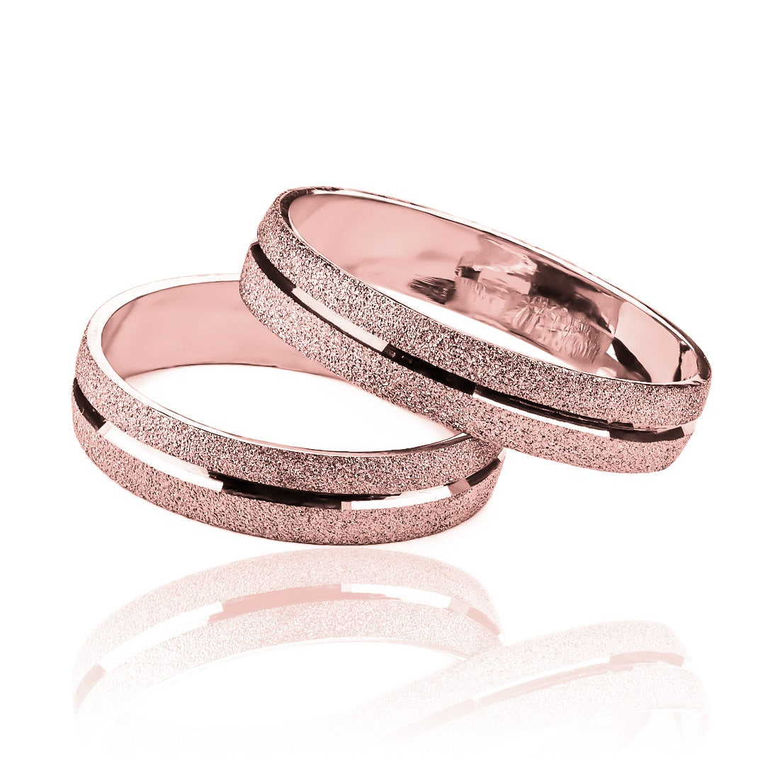 Argollas de matrimonio dinasty de la Joyería Caracas. Hechas de oro 18k con certificado de calidad, estas argollas ofrecen un estilo clásico y atemporal que perdurará toda la vida. 