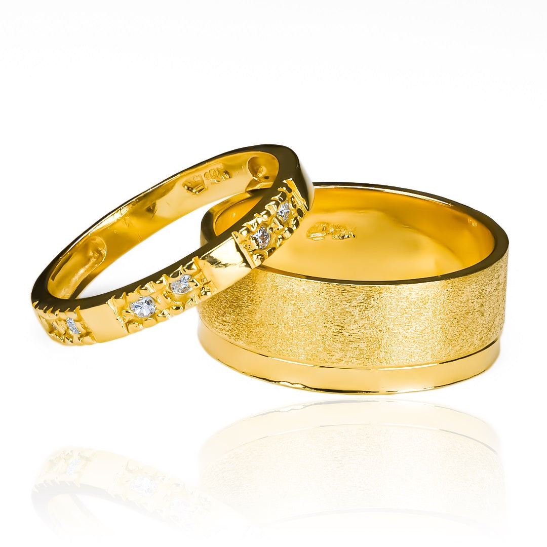 anillos de boda de oro de 18 quilates, disponibles en Joyería Caracas. Cada anillo está cuidadosamente elaborado con el más fino oro de 18 k, ofreciendo un brillo y calidad inigualables. Con un certificado de calidad y garantía de por vida