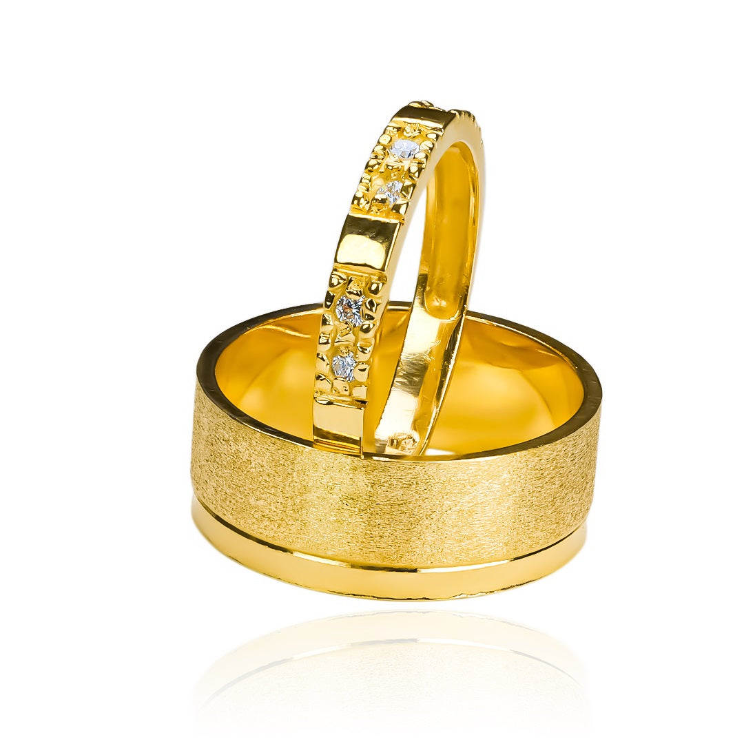 anillos de boda de oro de 18 quilates, disponibles en Joyería Caracas. Cada anillo está cuidadosamente elaborado con el más fino oro de 18 k, ofreciendo un brillo y calidad inigualables. Con un certificado de calidad y garantía de por vida