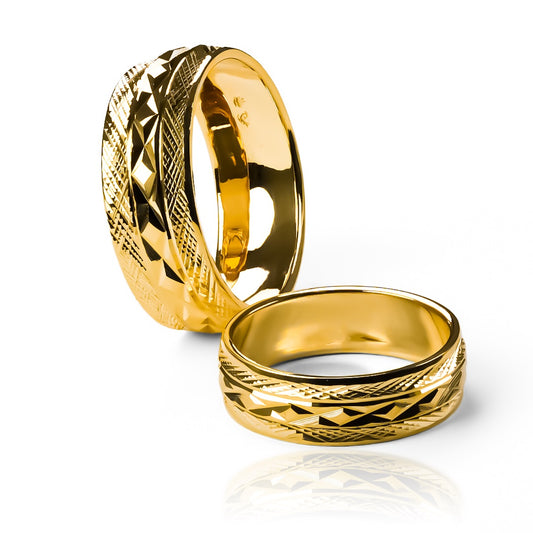 Argollas de matrimonio Joker de Joyería Caracas! Hechas de oro de 18k con un certificado de calidad que garantiza su excelencia y durabilidad de por vida.