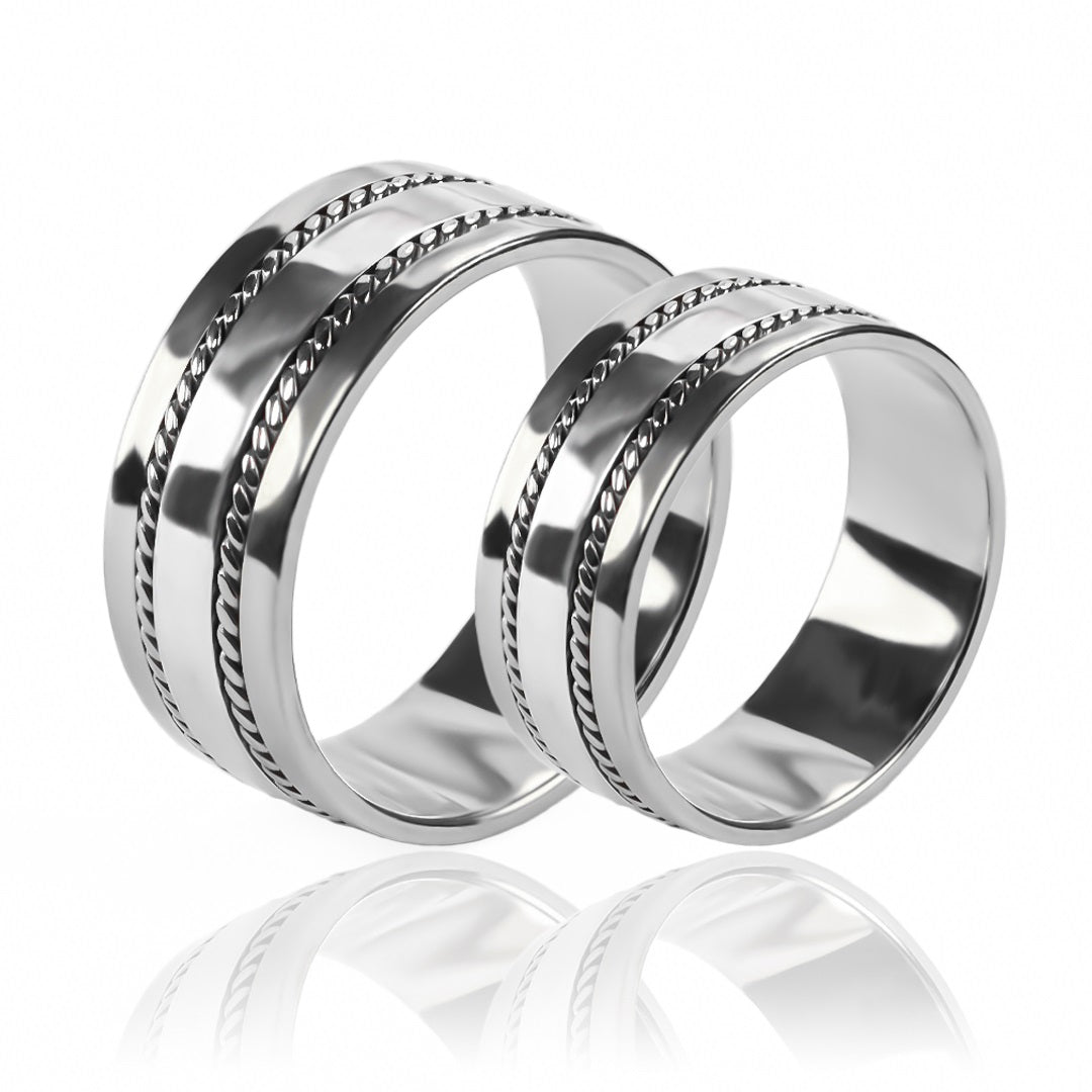 anillos de boda lazos de amor plane de Joyería Caracas son el complemento perfecto para sellar el amor eterno. Hechos con oro de 18k con certificado de calidad, estos anillos garantizan brillo y durabilidad por toda la vida.