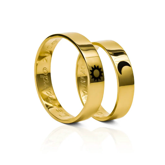 Descubra la elegancia y el amor eterno en nuestras Argollas de matrimonio Love eclipsis. Fabricadas en oro de 18k por la prestigiosa Joyería Caracas, estas argollas cuentan con un grabado láser de alta precisión que las hace aún más exclusivas.