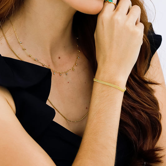 cuello de mujer con cadena en tejido militar en oro amarillo de 18 quilates, hecho en joyeria caracas.