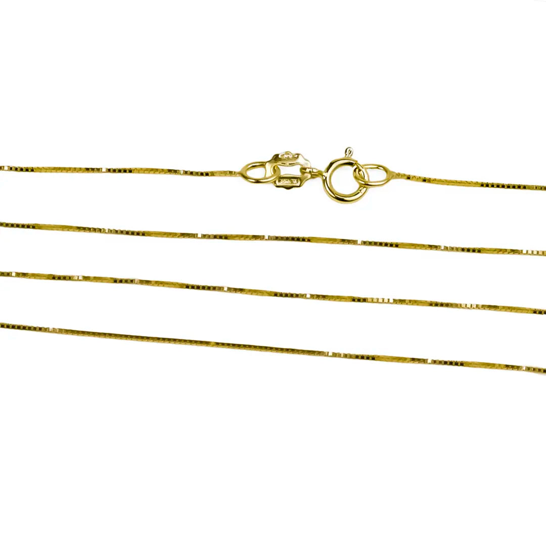 cadena Venecia Style 50 es el accesorio perfecto para añadir un toque de elegancia y sofisticación a tu estilo. Hecha con joyería caracas y acabada en oro 18k, su diseño exclusivo la convierte en una pieza única.