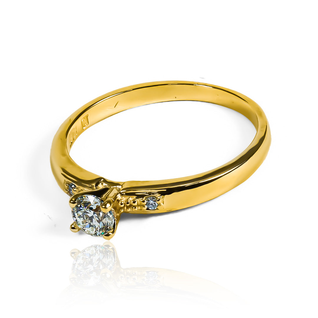 Anillo de compromiso diamond fancy CJP. Esta joyería caracas cuenta con un espectacular diamante y un elegante diseño en oro 18 k. Además, viene con certificado de calidad y garantía para toda la vida.