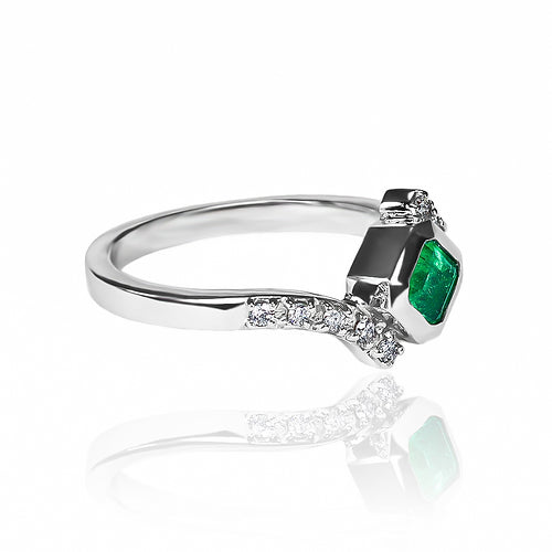 anillo de compromiso emerald &amp; diamonds in arms es una verdadera joya de alta gama. Hecho con oro 18 k, este exquisito diseño de Joyería caracas 