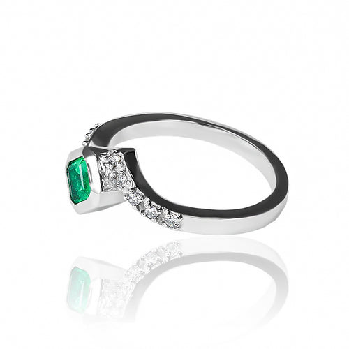 anillo de compromiso emerald &amp; diamonds in arms es una verdadera joya de alta gama. Hecho con oro 18 k, este exquisito diseño de Joyería caracas 