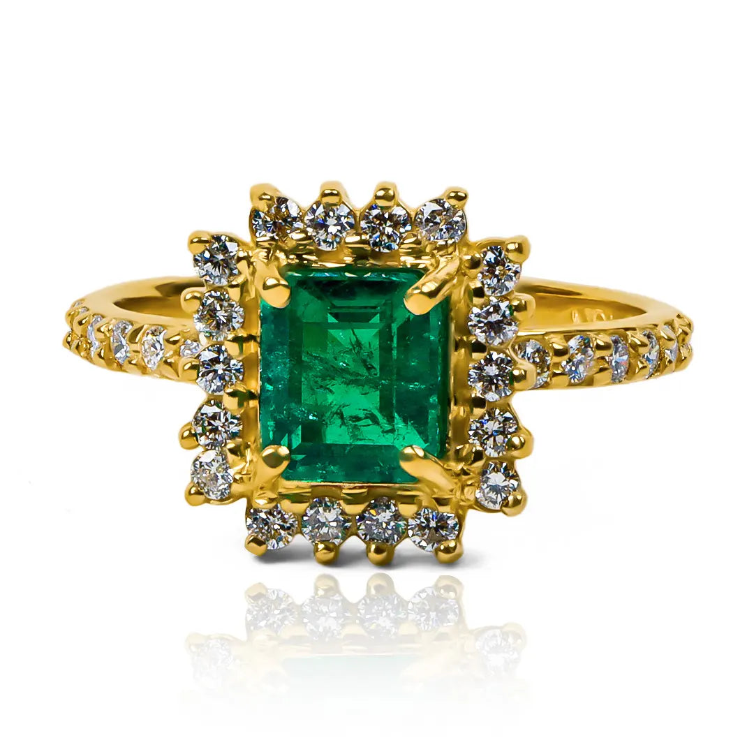 anillo de compromiso Lady Square, una joya de oro 18 k de Joyería Caracas con un deslumbrante diamante esmeralda. Cuenta con un certificado de calidad y garantía para toda la vida