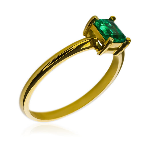 anillo de compromiso con un hermoso esmeralda colombiana en un diseño de joyería caracas. Hecho con oro 18 k y respaldado por un certificado de calidad y una garantía de por vida