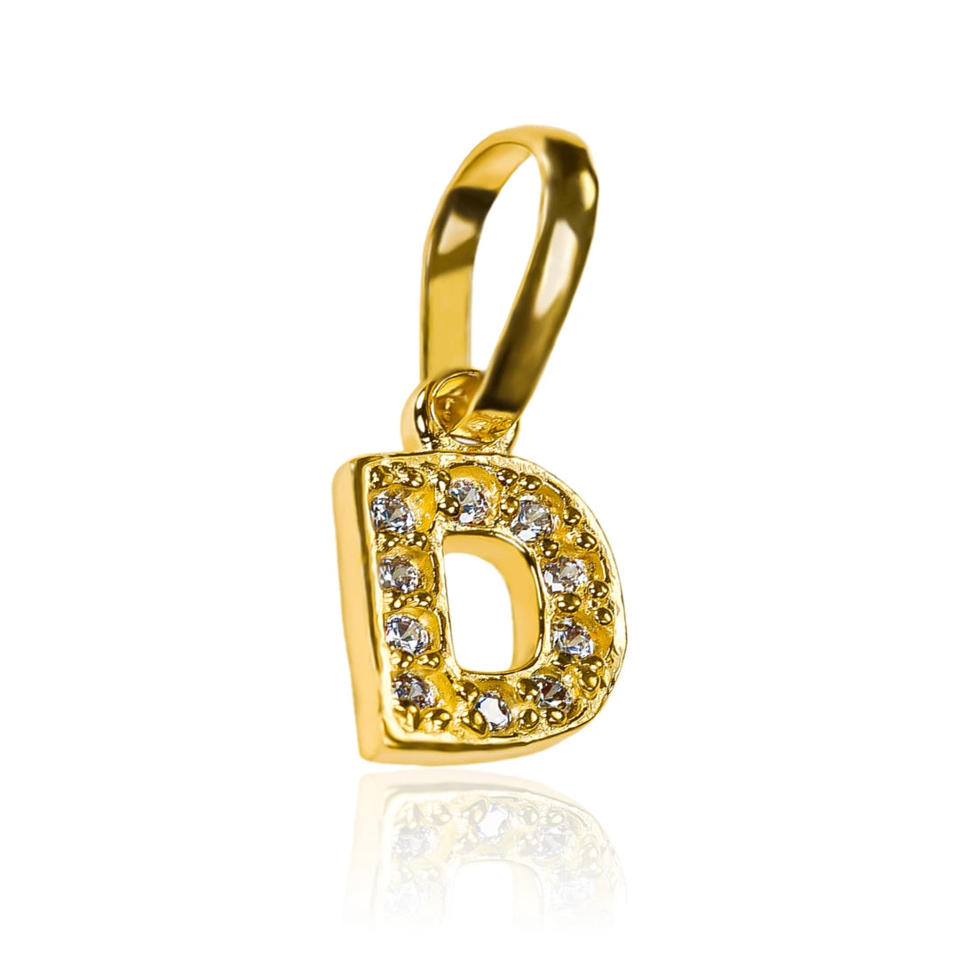 Dije Letra D crystal mini JT es una obra de arte en oro 18K de la prestigiosa Joyería Caracas. Cuenta con garantía de por vida. 