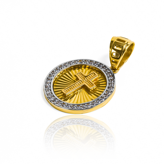 Adorna tu cuello con el Dije Medalla Cruz cristal I, de oro 18K de Joyería Caracas. Resplandece con su elegante diseño y garantía para toda la vida. Una reliquia que refleja tu estilo, valor y durabilidad.