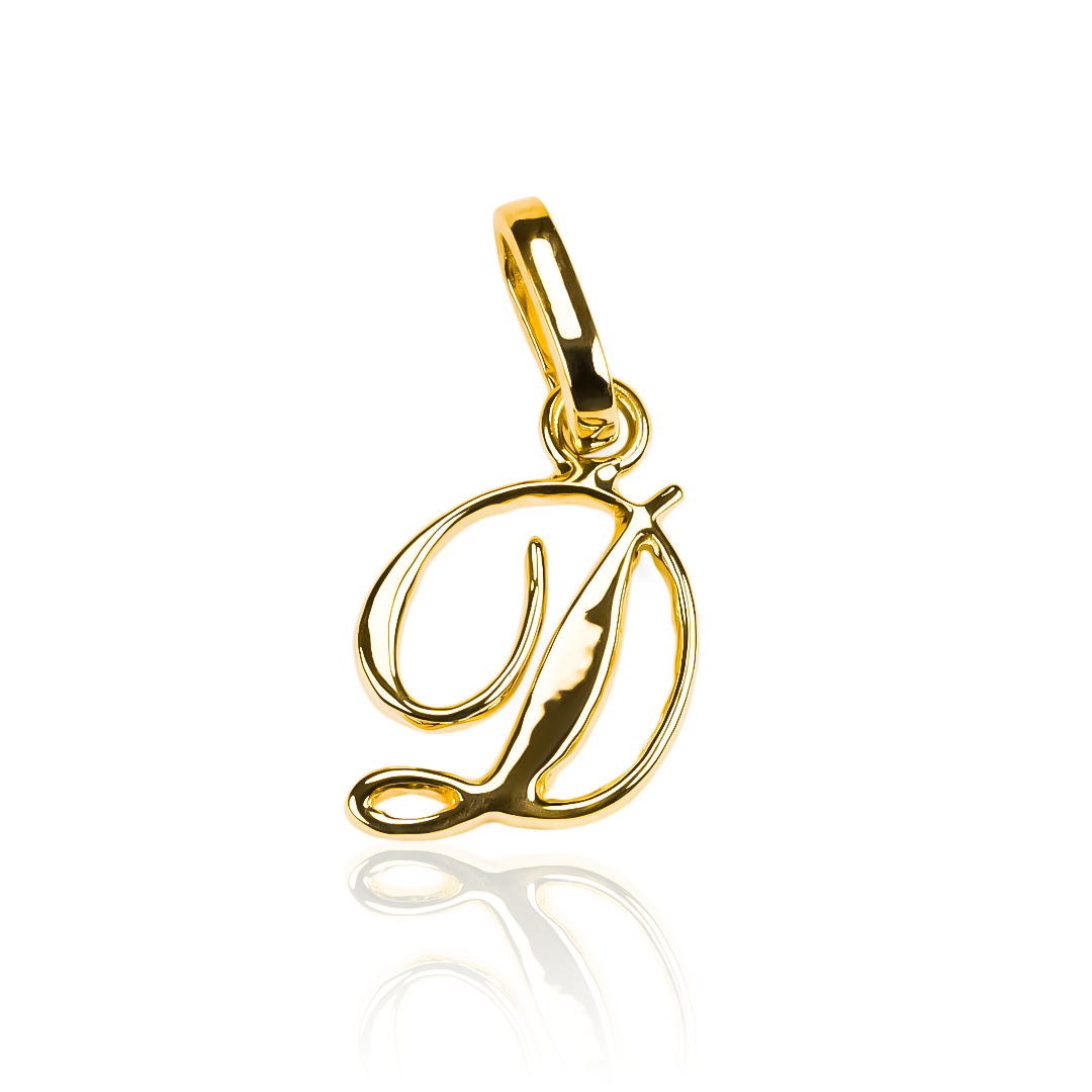 Presentamos el elegante y exclusivo Dije Letra D cursiva Classic JC. Hecho de Oro 18K por reconocida joyería Caracas, este dije es una pieza atemporal que seguro hará una declaración de estilo. Con garantía para toda la vida, es una inversión que durará por siempre.