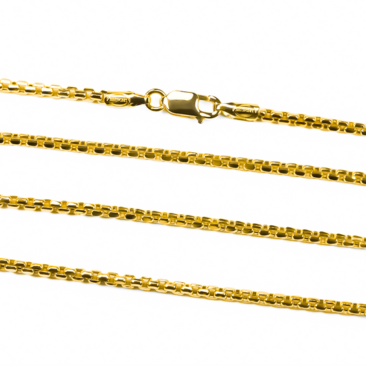 ¡Descubre la elegancia y la distinción en cada detalle con nuestra cadena de oro de 18 quilates! Este exquisito accesorio combina la riqueza del oro con un tejido meticuloso, evocando la belleza de una espina que resplandece con cada movimiento. Además de su indiscutible belleza, nuestra cadena de oro de 18 quilates viene respaldada por una garantía que asegura su calidad y autenticidad. 