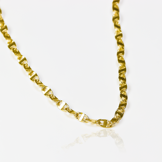 Descubre la exquisita elegancia de nuestra cadena tejida, una obra maestra de la joyería en oro de 18 quilates. Cada eslabón de esta deslumbrante cadena está meticulosamente tejido con lentejuelas de oro, creando un resplandor único y cautivador que captura la luz con cada movimiento. Con nuestra certificación de calidad, garantizamos que cada gramo de oro utilizado en esta obra de arte es auténtico y de la más alta pureza. 