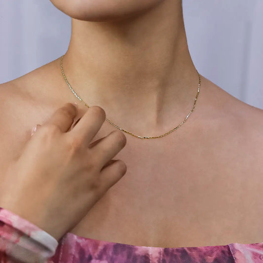 Cuello de mujer con cadena en tejido escalera plana espejo de oro amarillo de 18 quilates, hecho en joyeria caracas. 