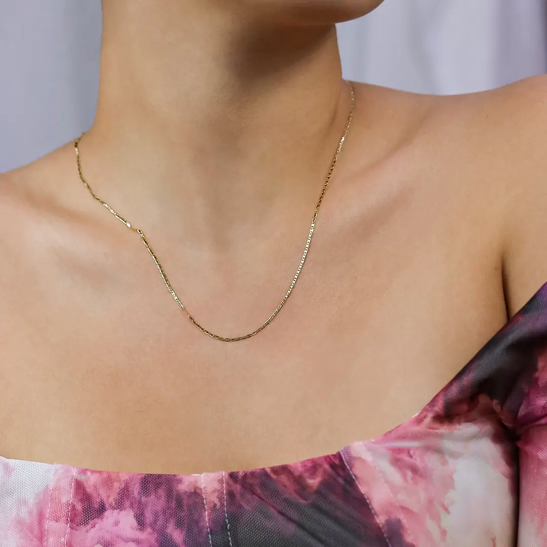 Cuello de mujer con cadena en tejido escalera plana espejo de oro amarillo de 18 quilates, hecho en joyeria caracas. 