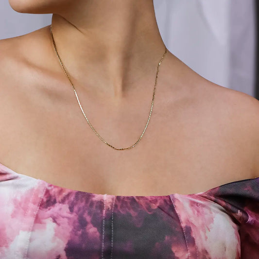 Cuello de mujer con cadena en tejido escalera plana espejo de oro amarillo de 18 quilates, hecho en joyeria caracas. 