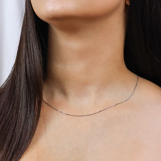 Cuello de mujer con cadena en tejido venecia en oro blanco de 18 quilates, hecho en joyeria caracas. 