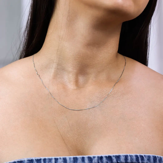 Cuello de mujer con cadena en tejido venecia de oro blanco de 18 quilates, hecho en joyeria caracas. 