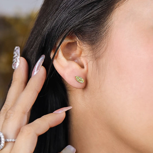 Oreja con topito en forma de alas en oro amarillo de 18k con diamantes blancos hechos en Joyería Caracas.