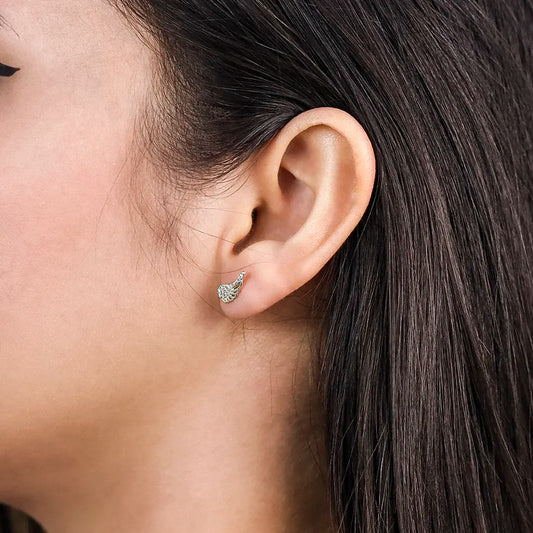 Oreja con topito en forma de ala de color blanco con cristales blancos hechos en Joyería Caracas.