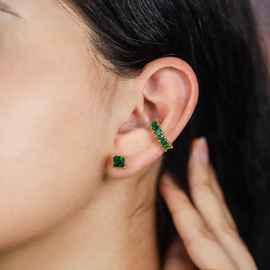 Oreja de mujer con topito en forma de cuadrado en oro amarillo de 18 
quilates con piedra de color verde, hecho en joyeria caracas.  