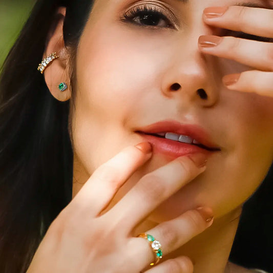 Oreja de mujer con topito cuadrado en oro blanco de 18 quilates y piedra  preciosa de Esmeralda, hechos en Joyería Caracas. 