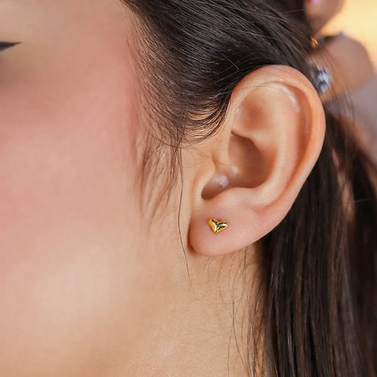 Oreja de mujer con topito en forma de corazón en oro amarillo de 18 quilates, hecho en Joyería Caracas. 