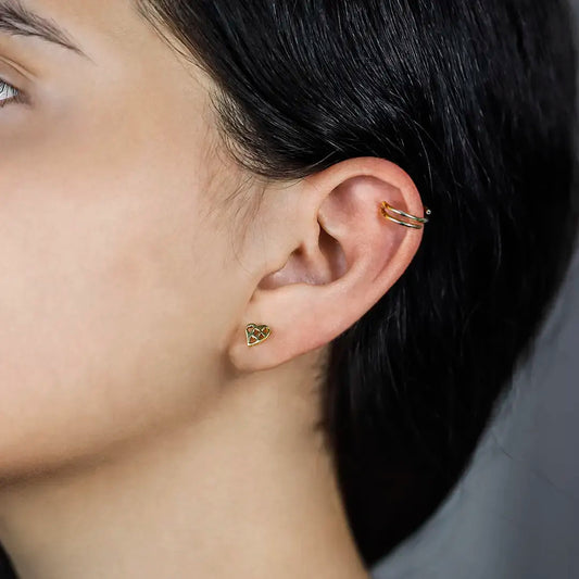 Oreja de mujer con topito en forma de corazon calado en oro amarillo de 18 quilates, hecho en joyeria caracas. 