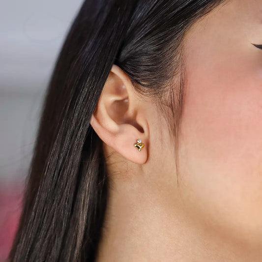 Oreja de mujer con topito en forma de corazón en oro amarillo de 18 quilates con cristal de color blanco, hecho en Joyería Caracas. 