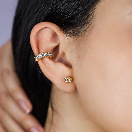 Oreja de mujer con topito en forma de estrella en oro amarillo de 18 quilates y cristales de color blanco, hecho en joyeria caracas. 