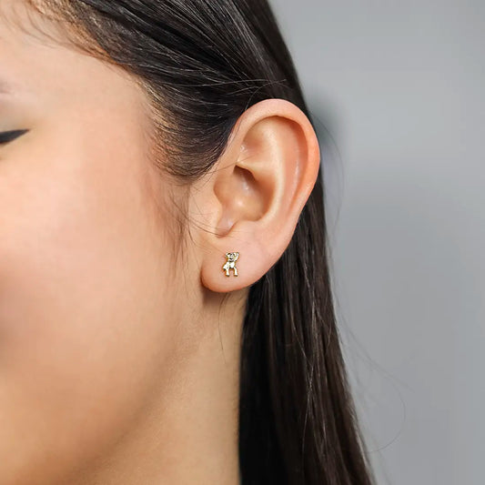 Oreja de mujer con topito en forma de oso teddy en oro amarillo de 18 quilates, hecho en joyeria caracas. 