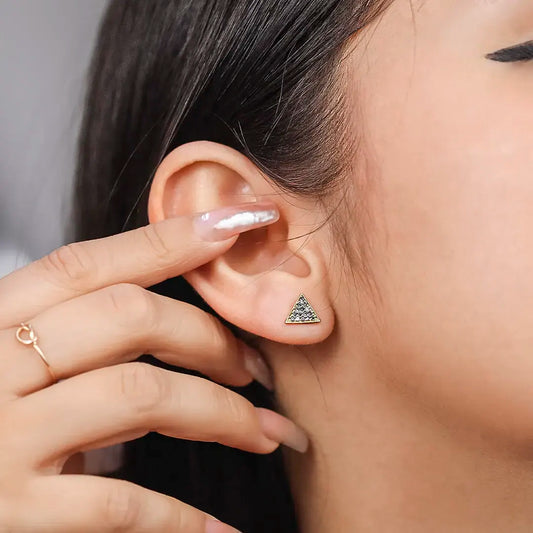 Oreja de mujer con topito en forma de triángulo con cristales de color blanco, hecho en joyeria caracas. 