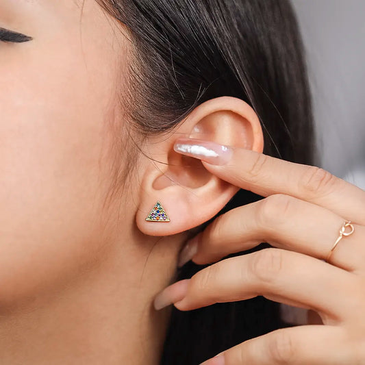 Oreja de mujer con topito en forma de triángulo con cristales de colores hecho en joyeria caracas. 