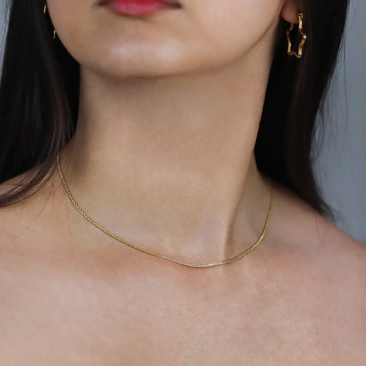 Cuello de mujer con cadena en tejido bismarck de 40 cm en oro amarillo de 18 quilates, hecho en Joyería Caracas.