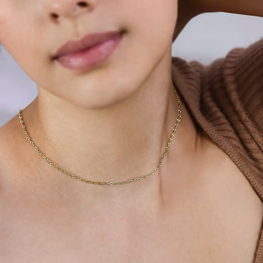 Cuello de mujer con cadena en tejido classic en oro amarillo de 18 quilates, con un largo de 40 cm y un ancho de eslabón de 1.8mm, hecho en Joyería Caracas.